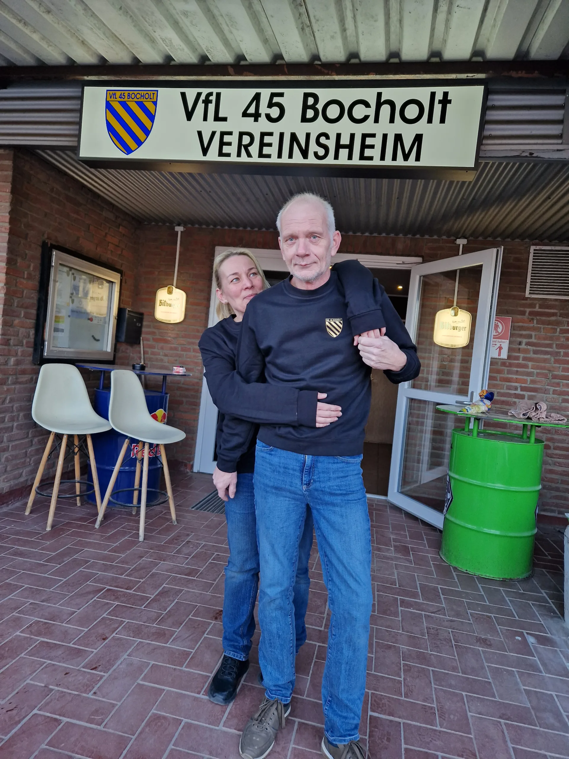 Sonja & Jörg vorm Eingang des Vereinsheims VfL 45 e.V.